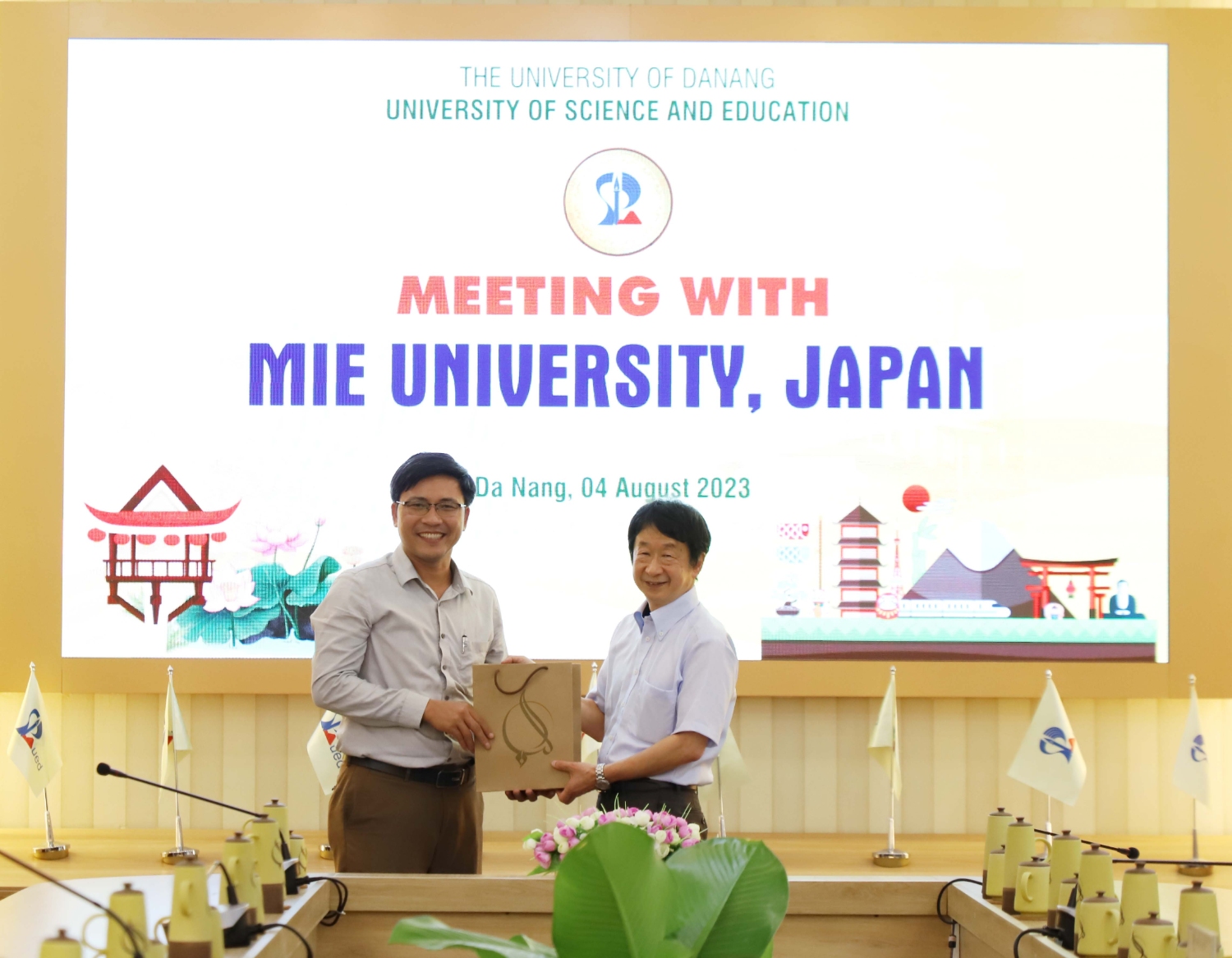 Giao luu voi giao su DH Mie 04