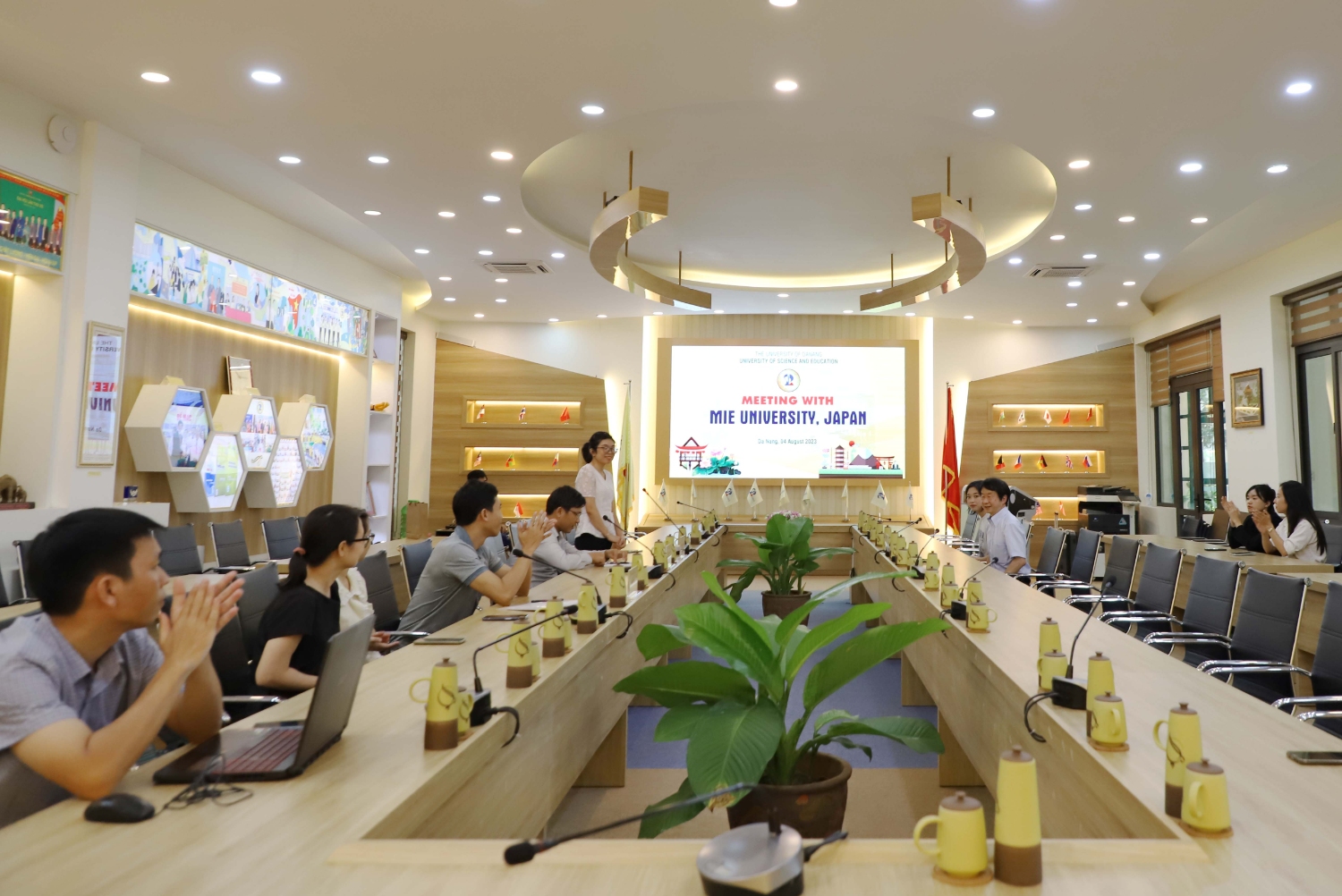 Giao luu voi giao su DH Mie 09