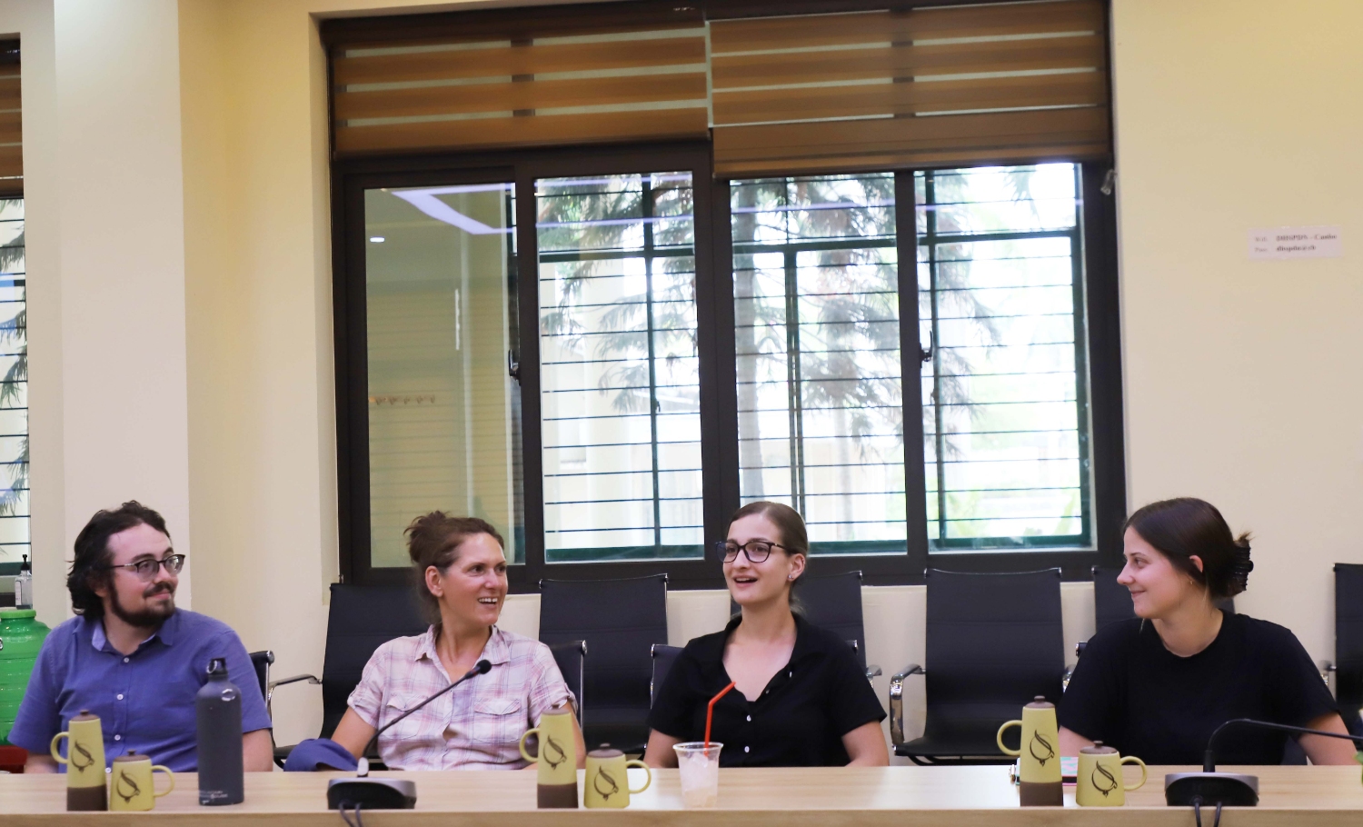 Tiep nhan sinh vien Truong Dai hoc Calgary den thuc tap tai UED 03