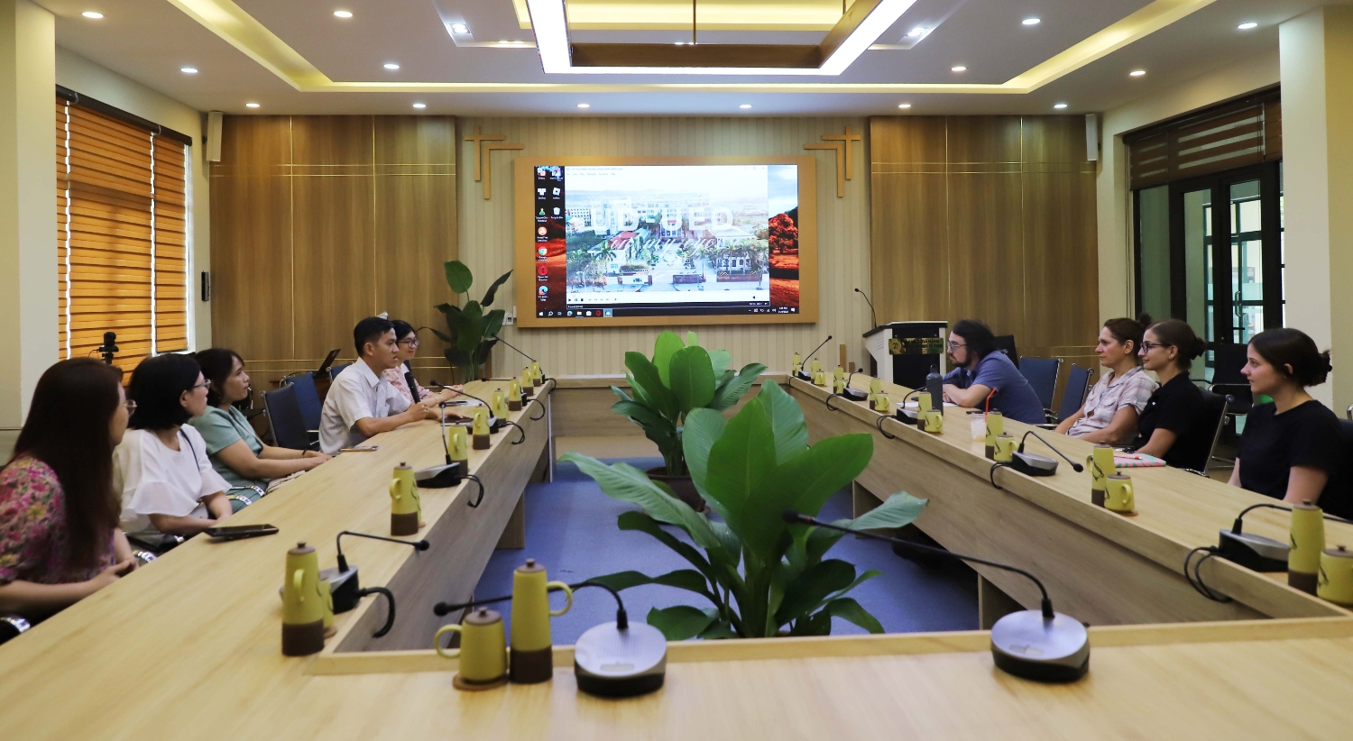 Tiep nhan sinh vien Truong Dai hoc Calgary den thuc tap tai UED 04