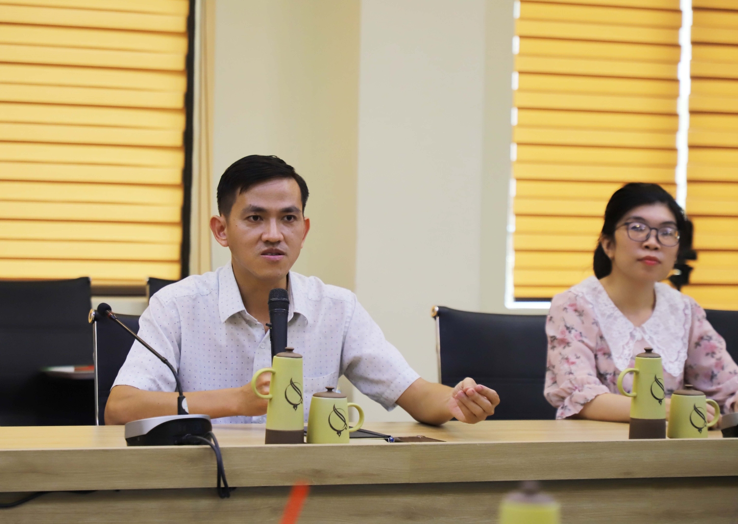 Tiep nhan sinh vien Truong Dai hoc Calgary den thuc tap tai UED 05