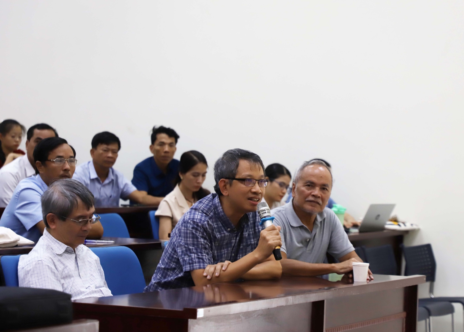 Toa dam giao duc toan hoc Viet Nam 08