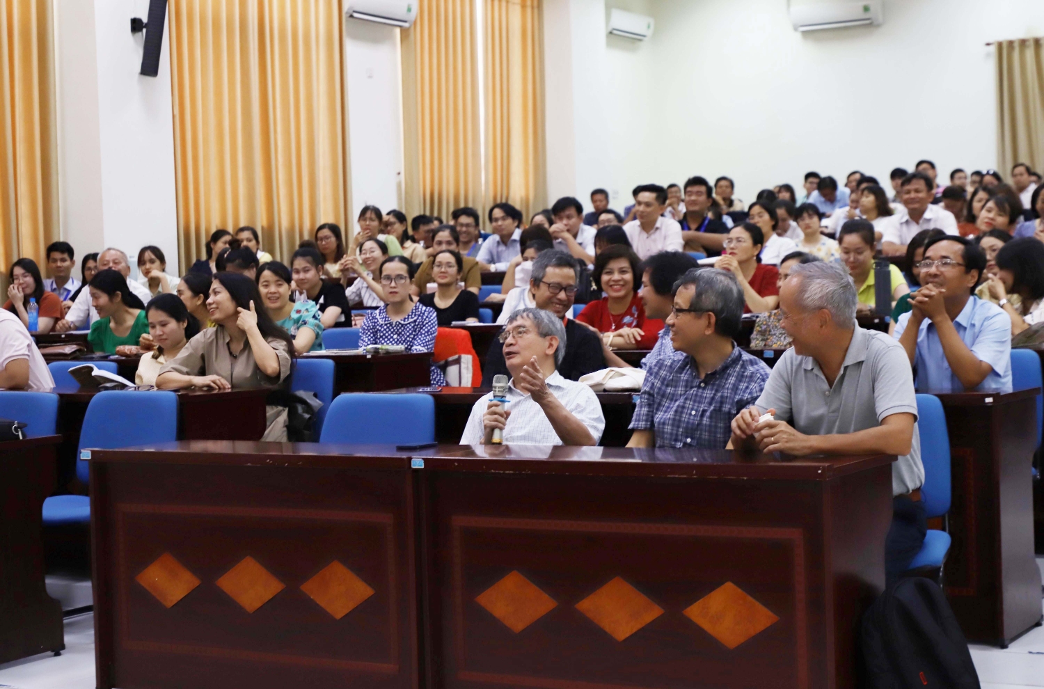 Toa dam giao duc toan hoc Viet Nam 10