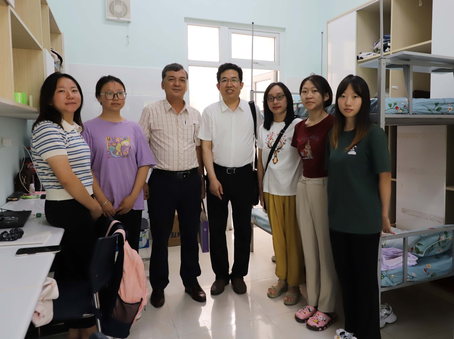 Hoc vien Hoa Van tham va lam viec tai UED 01