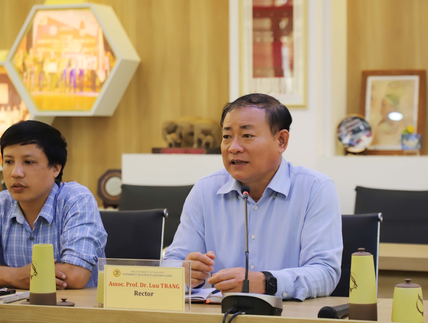 Hoc vien Hoa Van tham va lam viec tai UED 12