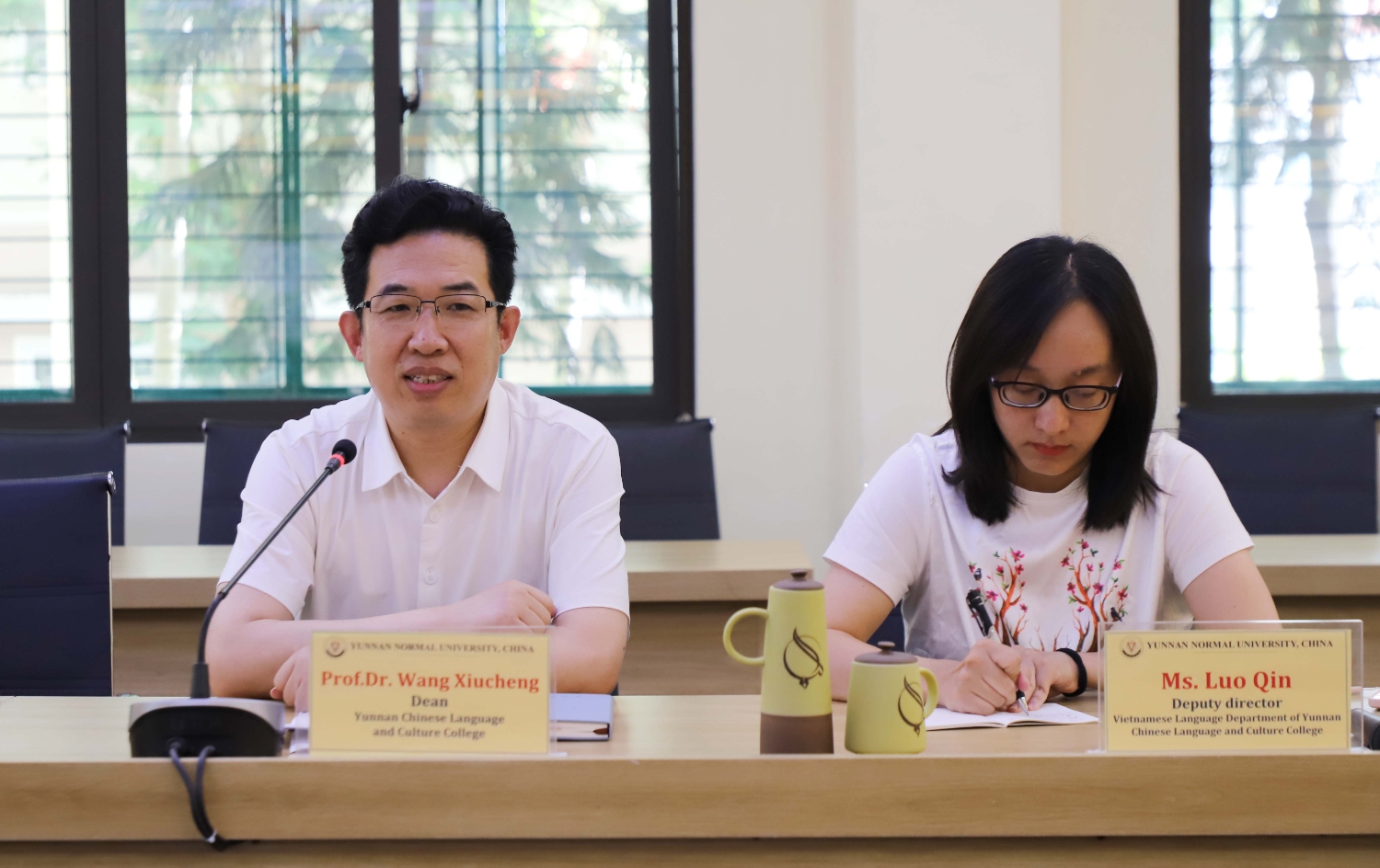 Hoc vien Hoa Van tham va lam viec tai UED 13