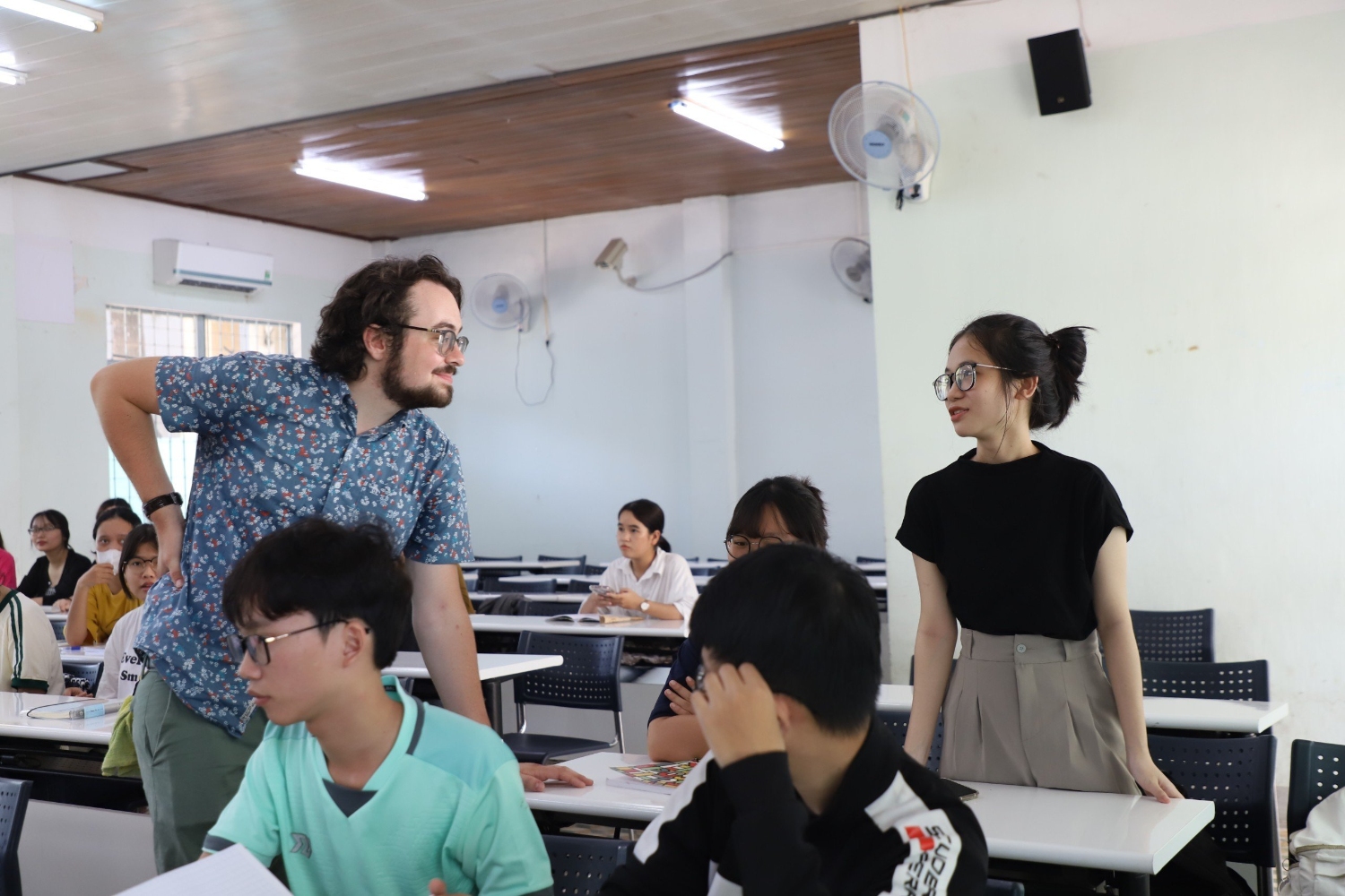 Sinh vien Dai hoc Calgray day tieng Anh tai Truong Dai hoc Su pham Da Nang 02