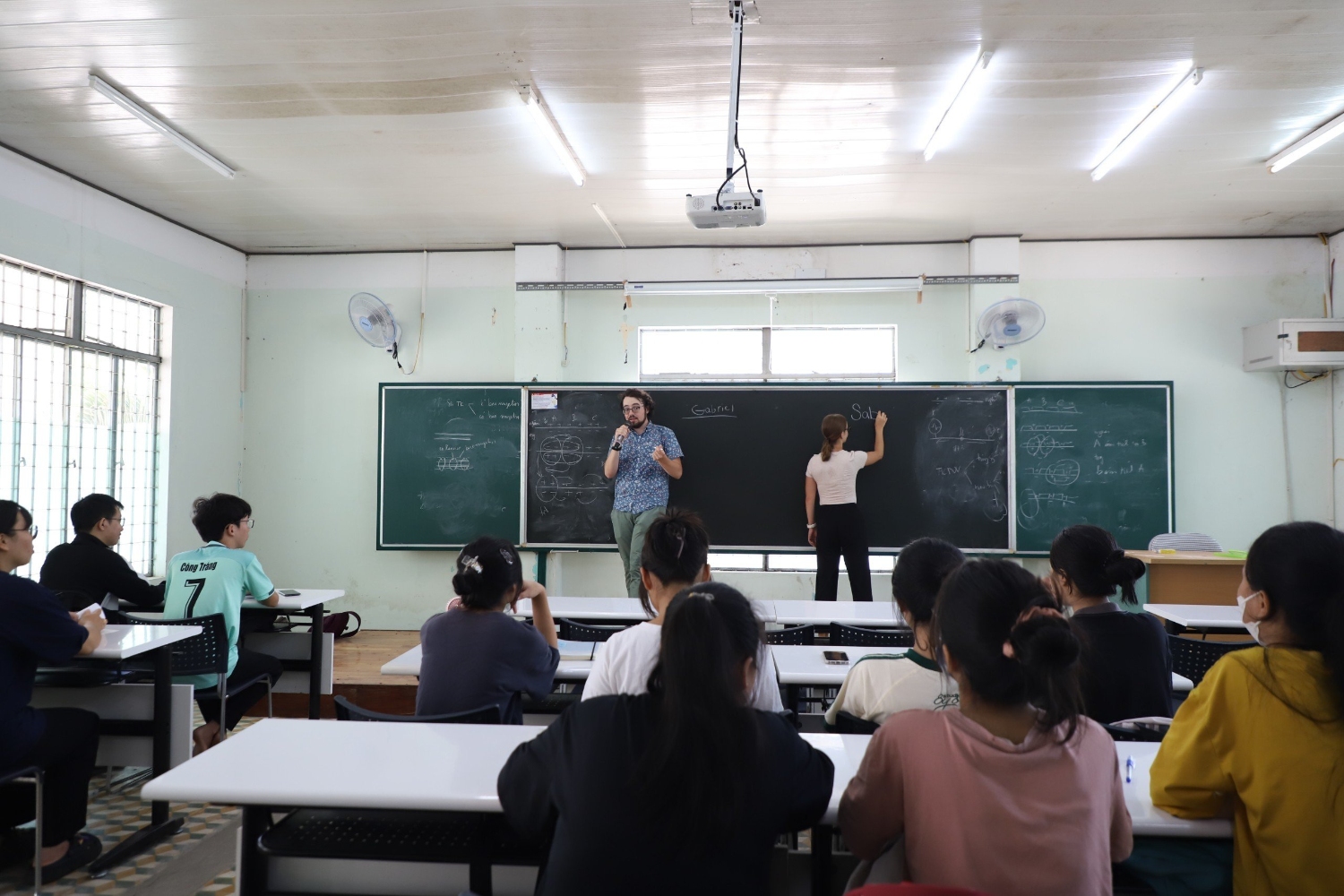 Sinh vien Dai hoc Calgray day tieng Anh tai Truong Dai hoc Su pham Da Nang 04