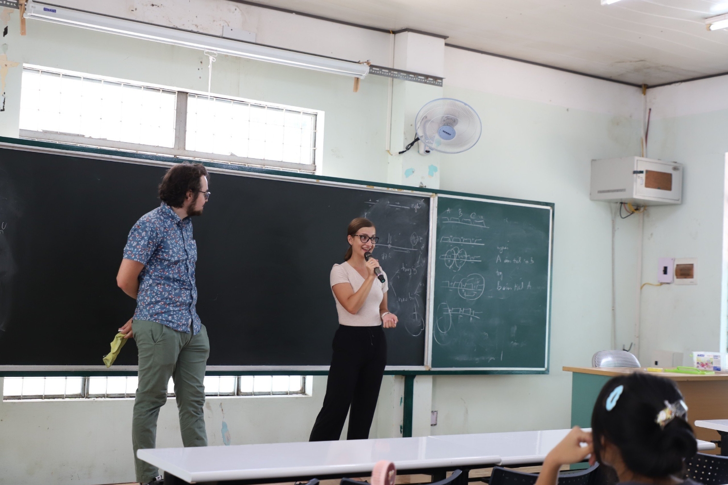 Sinh vien Dai hoc Calgray day tieng Anh tai Truong Dai hoc Su pham Da Nang 06