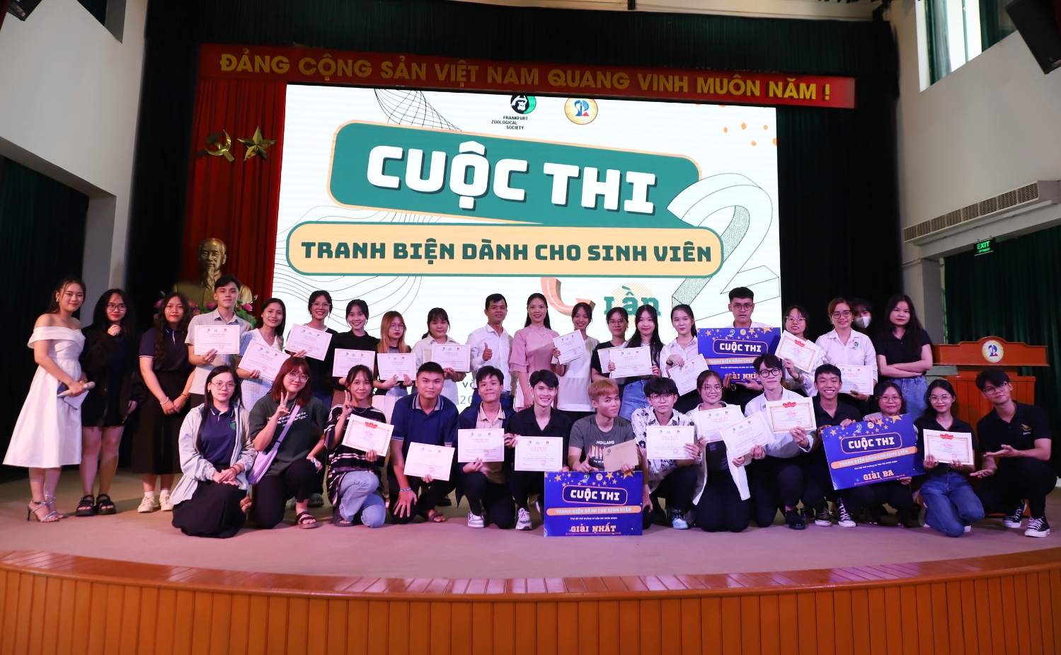 Sinh vien DHDN thi tranh bien ve moi truong 01