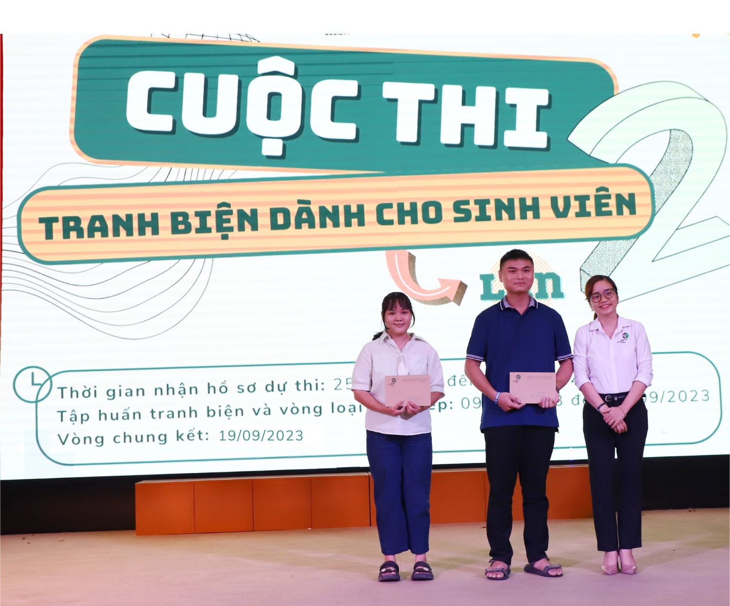 Sinh vien DHDN thi tranh bien ve moi truong 02 edit