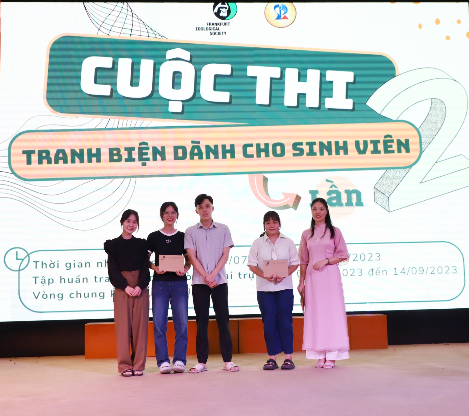 Sinh vien DHDN thi tranh bien ve moi truong 03