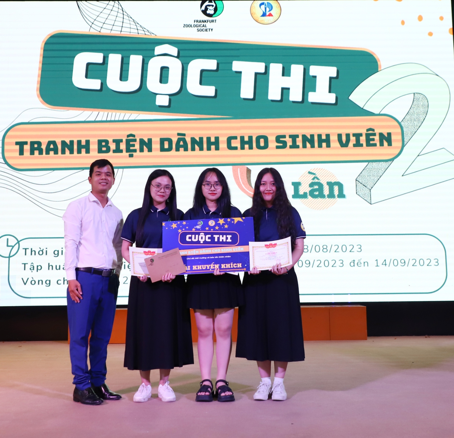 Sinh vien DHDN thi tranh bien ve moi truong 05