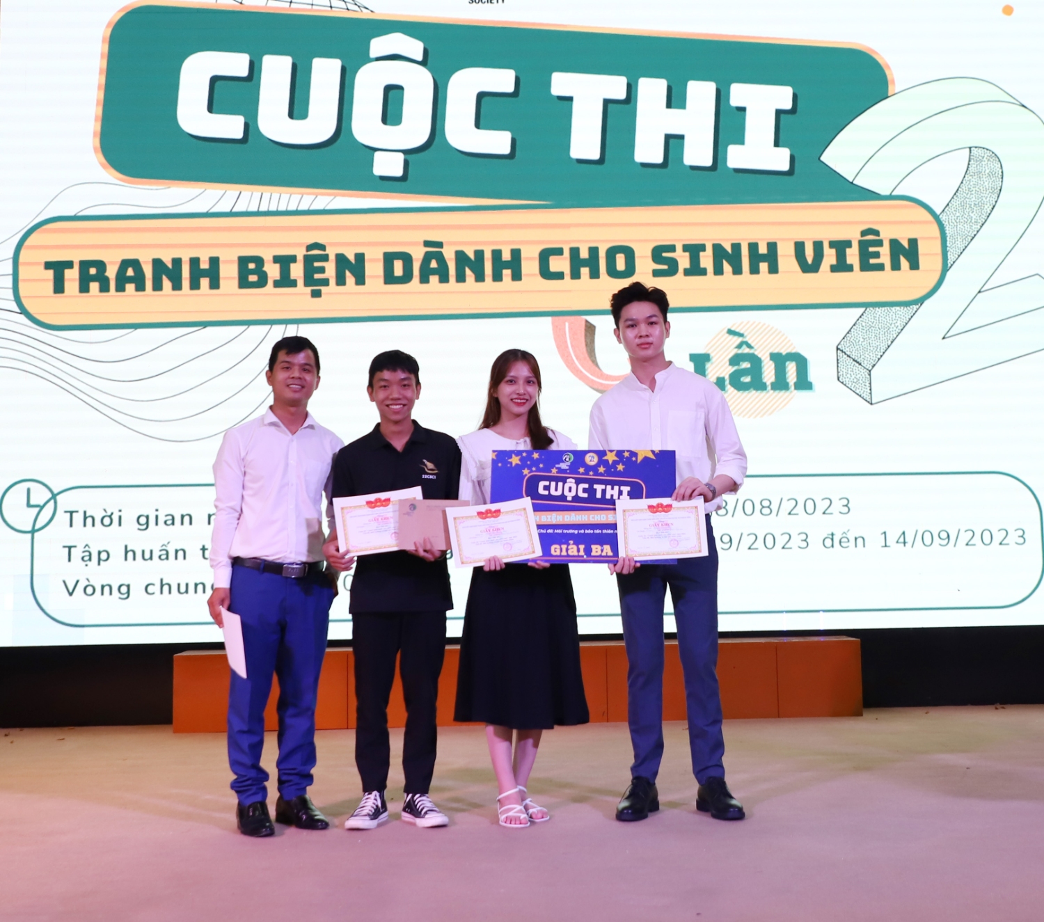 Sinh vien DHDN thi tranh bien ve moi truong 06