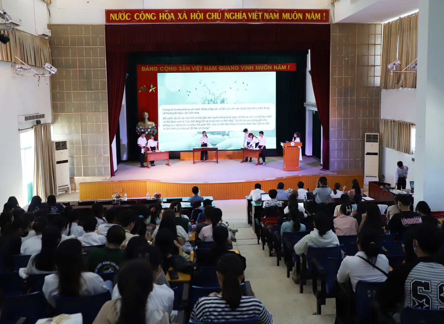 Sinh vien DHDN thi tranh bien ve moi truong 09