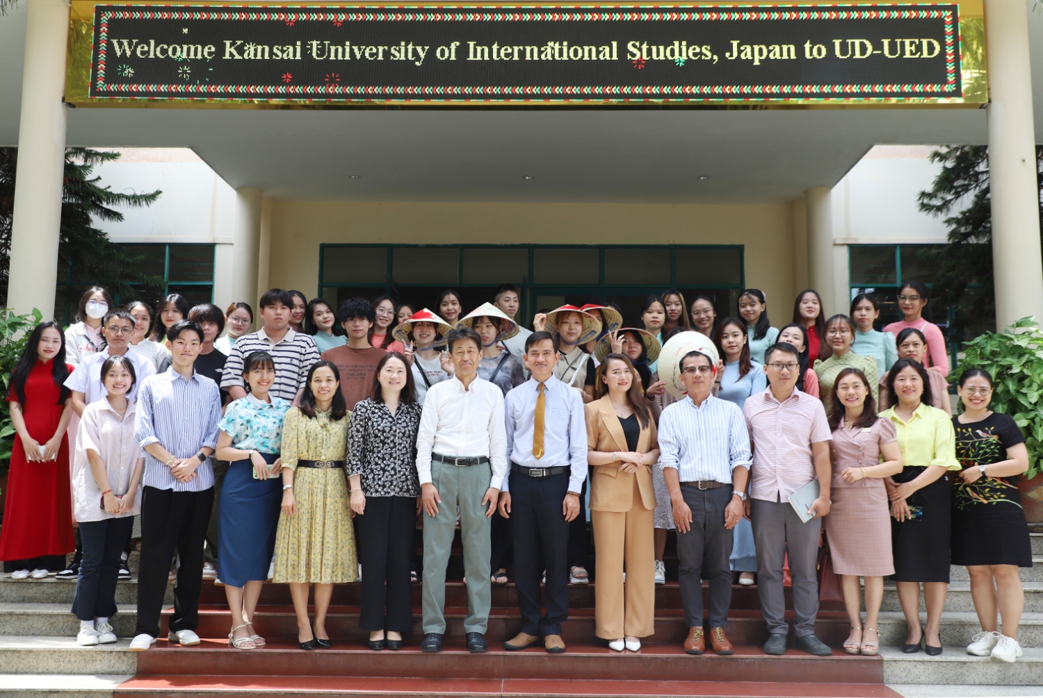 Truong DHQT Kansan tham va lam viec tai UED 08