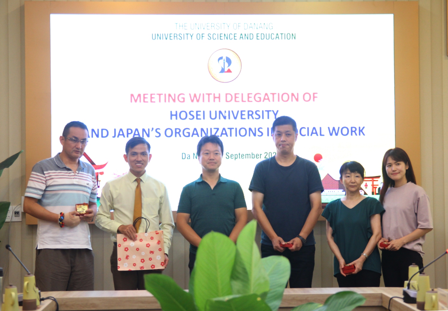 UED Tiep va lam viec voi Truong DH Hosei 02