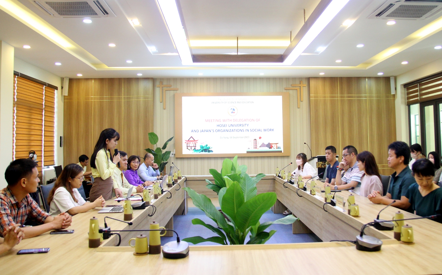 UED Tiep va lam viec voi Truong DH Hosei 04