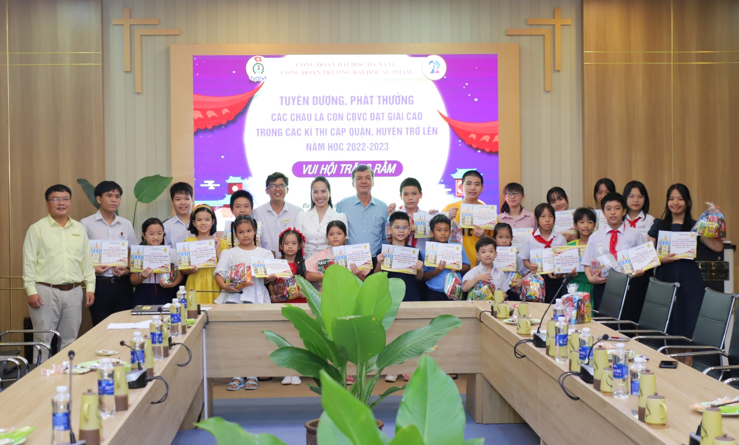 Vinh danh hoc sinh dat thanh tich cao trong hoc tap 01