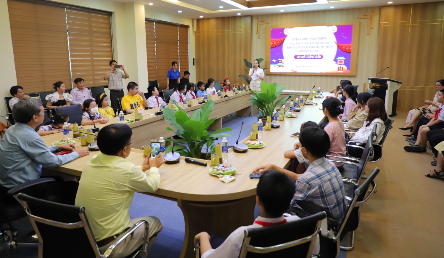 Vinh danh hoc sinh dat thanh tich cao trong hoc tap 07