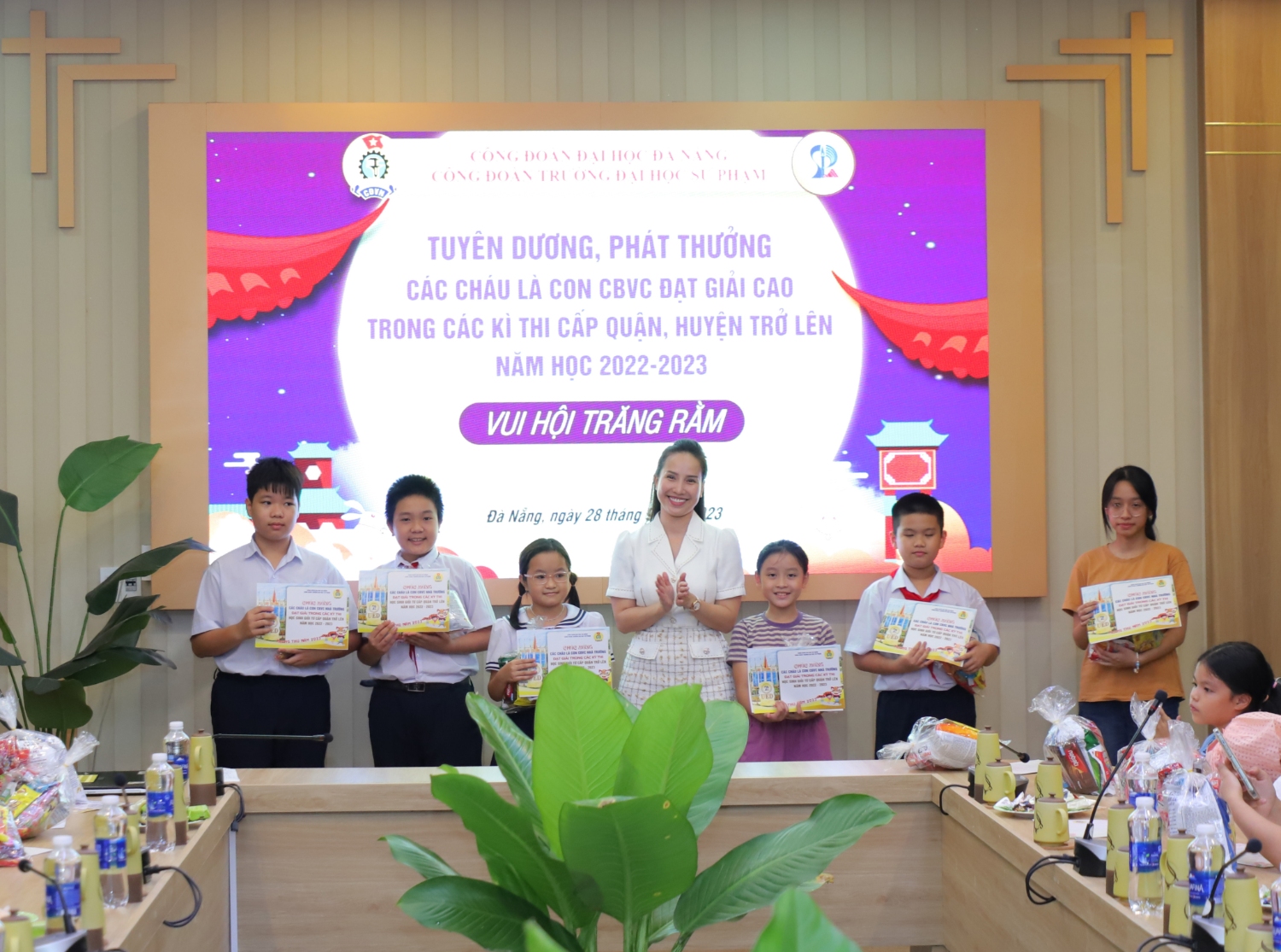 Vinh danh hoc sinh dat thanh tich cao trong hoc tap 12