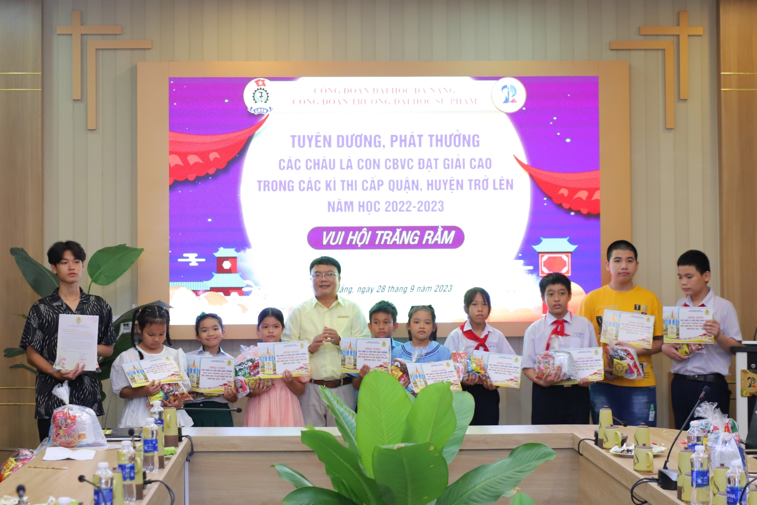 Vinh danh hoc sinh dat thanh tich cao trong hoc tap 13