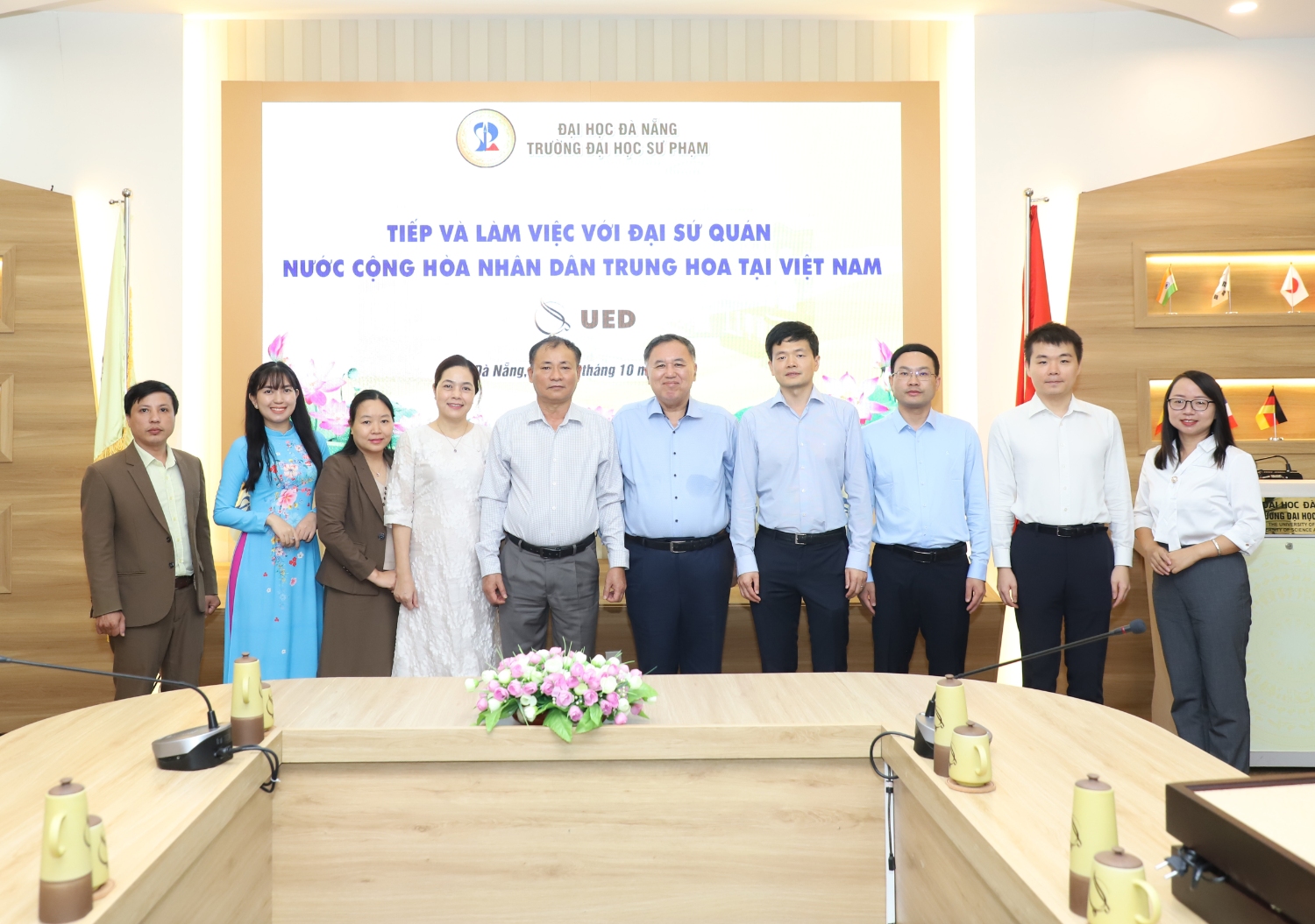 Dai su quan Trung Quoc tai Viet Nam den lam viec tai Truong Dai hoc Su pham DHDN 01