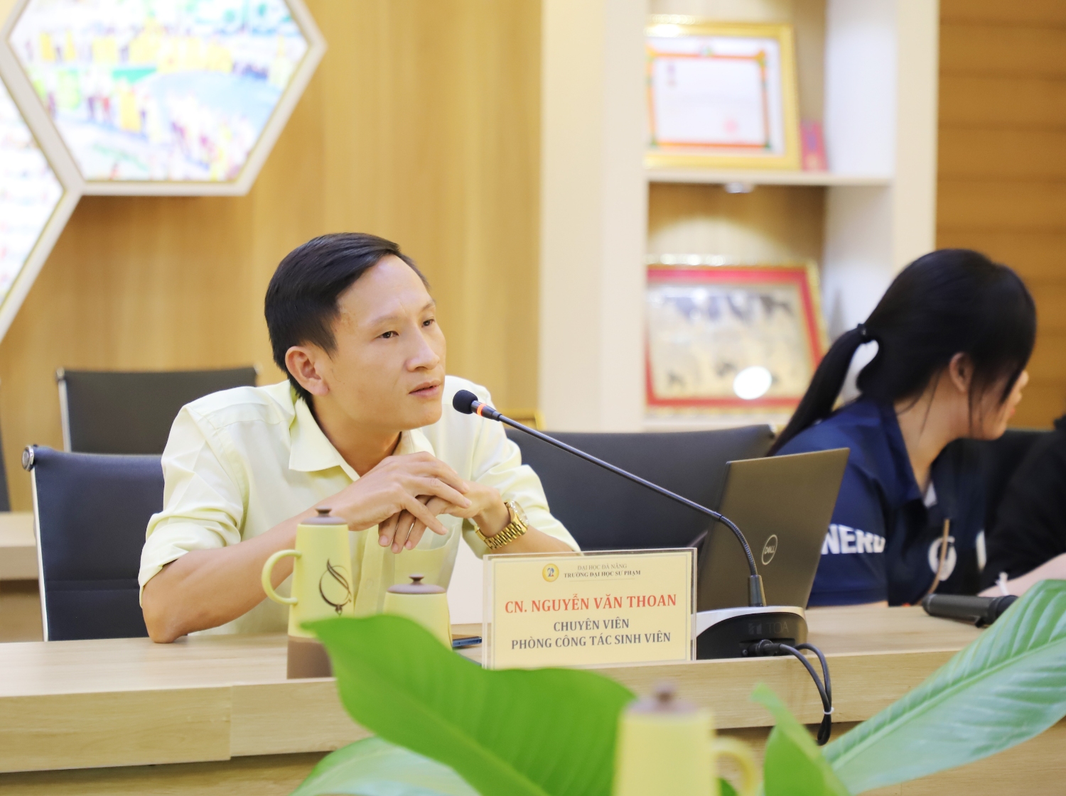 Gap mat luu hoc sinh Lao 01