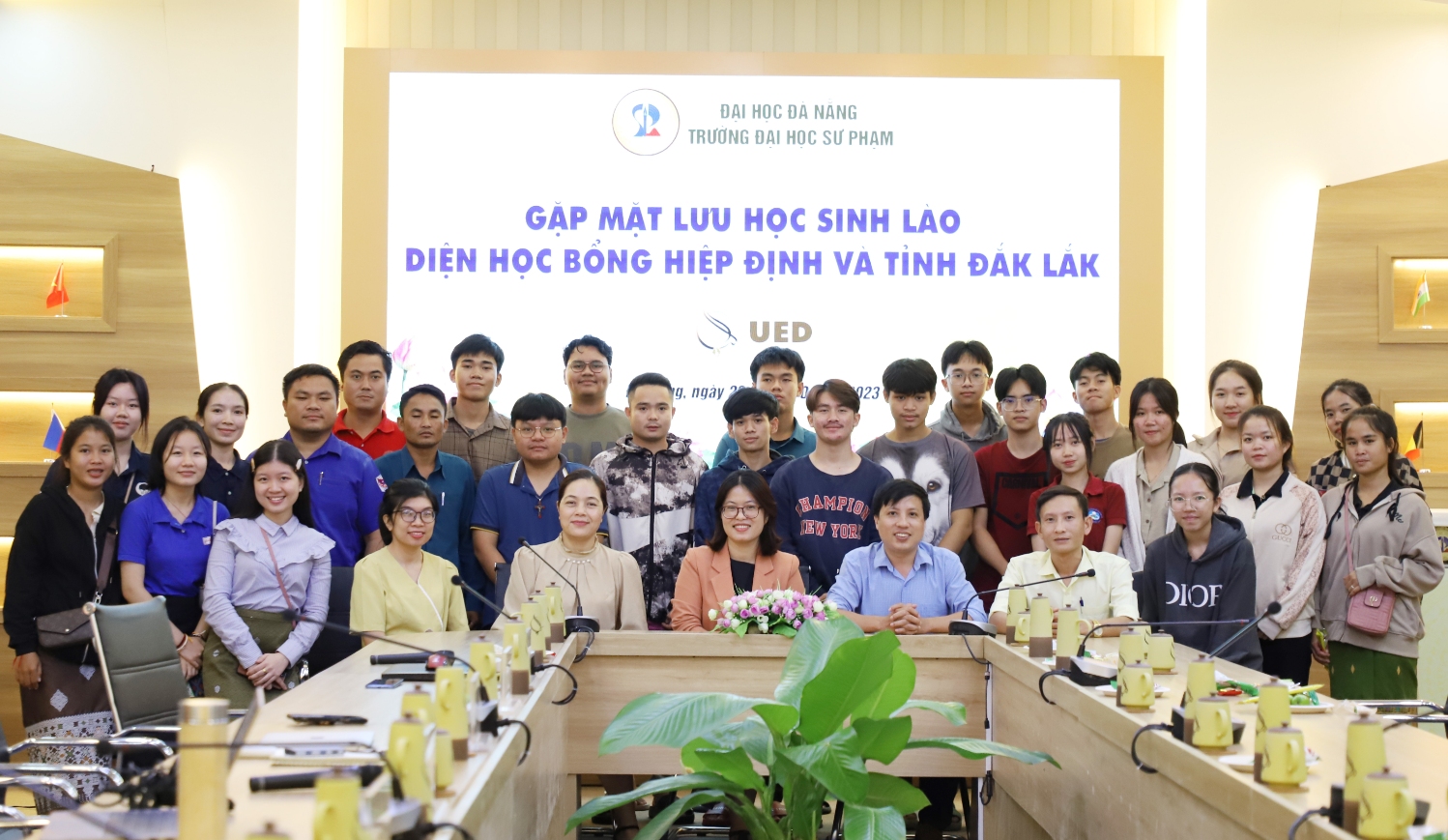 Gap mat luu hoc sinh Lao 02