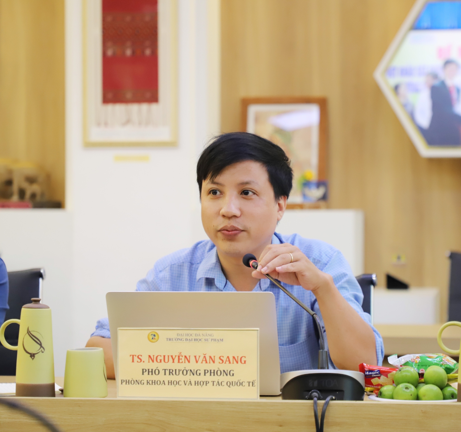 Gap mat luu hoc sinh Lao 03