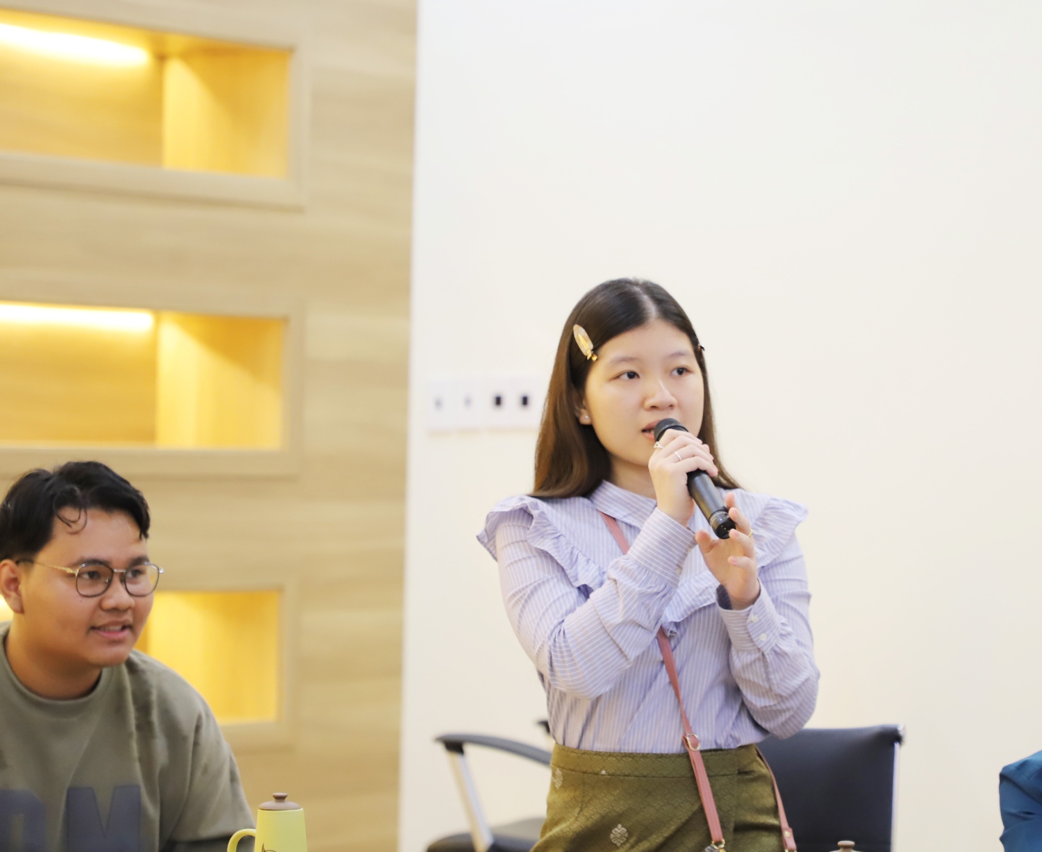 Gap mat luu hoc sinh Lao 05