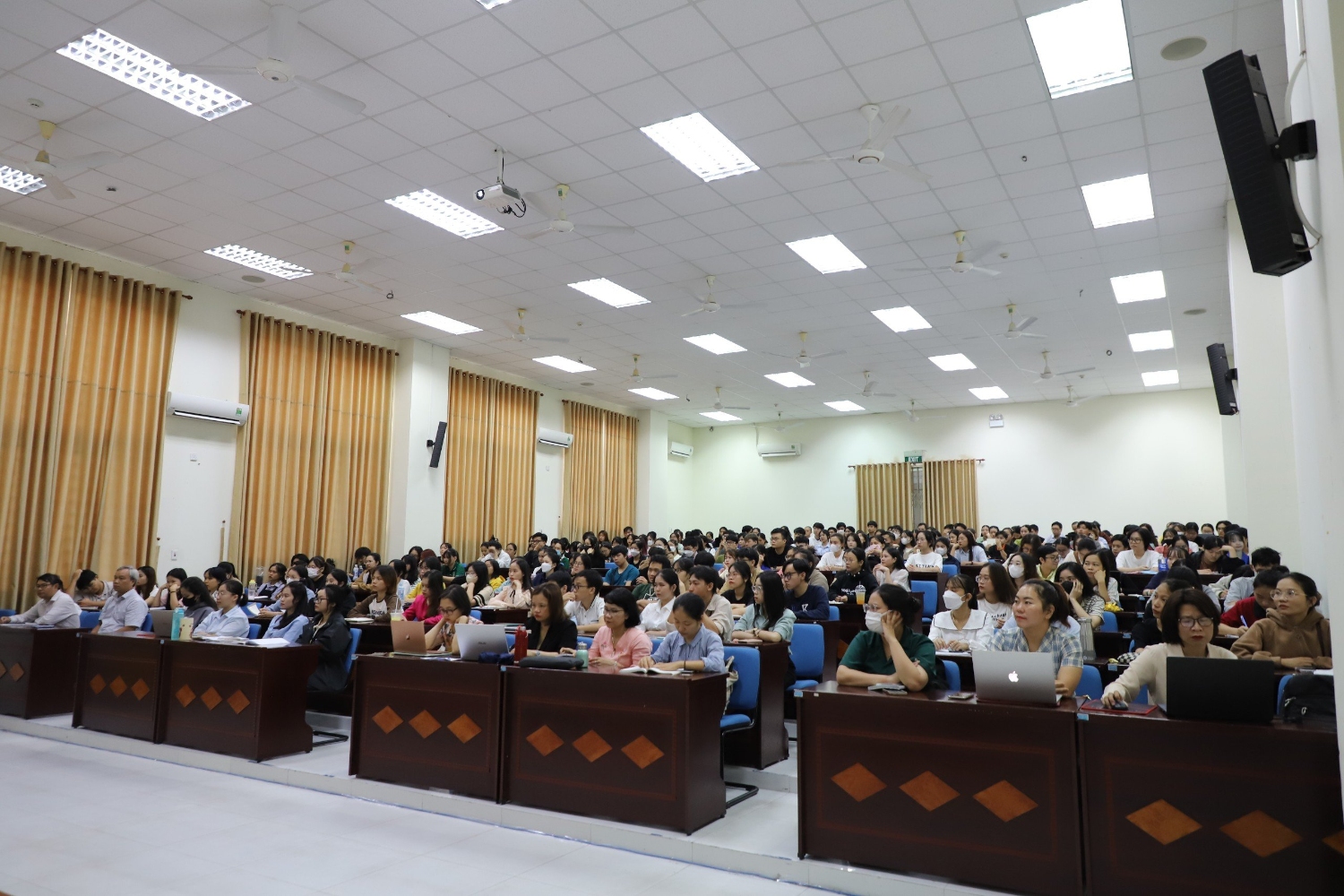 Tap huan trien khai de tai NCKH cho sinh vien 01