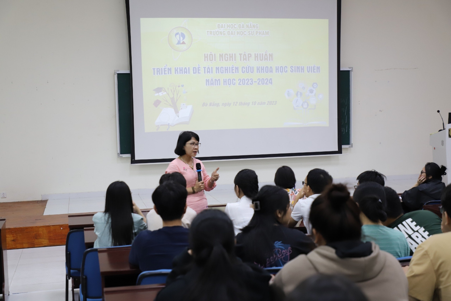 Tap huan trien khai de tai NCKH cho sinh vien 03