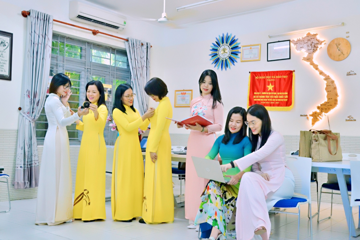 Gia tap the Giai Nhat Khoa Dia ly Truoc gio len lop