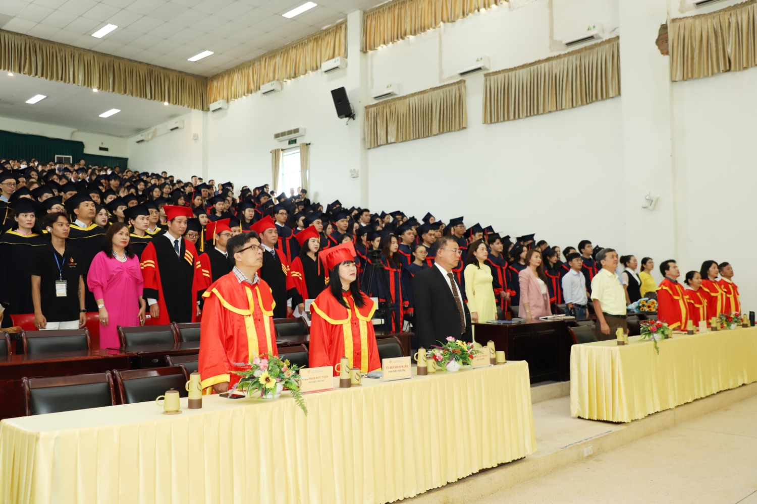 Le trao bang tot nghiep dot 2 2023 Truong DHSP DHDN 04