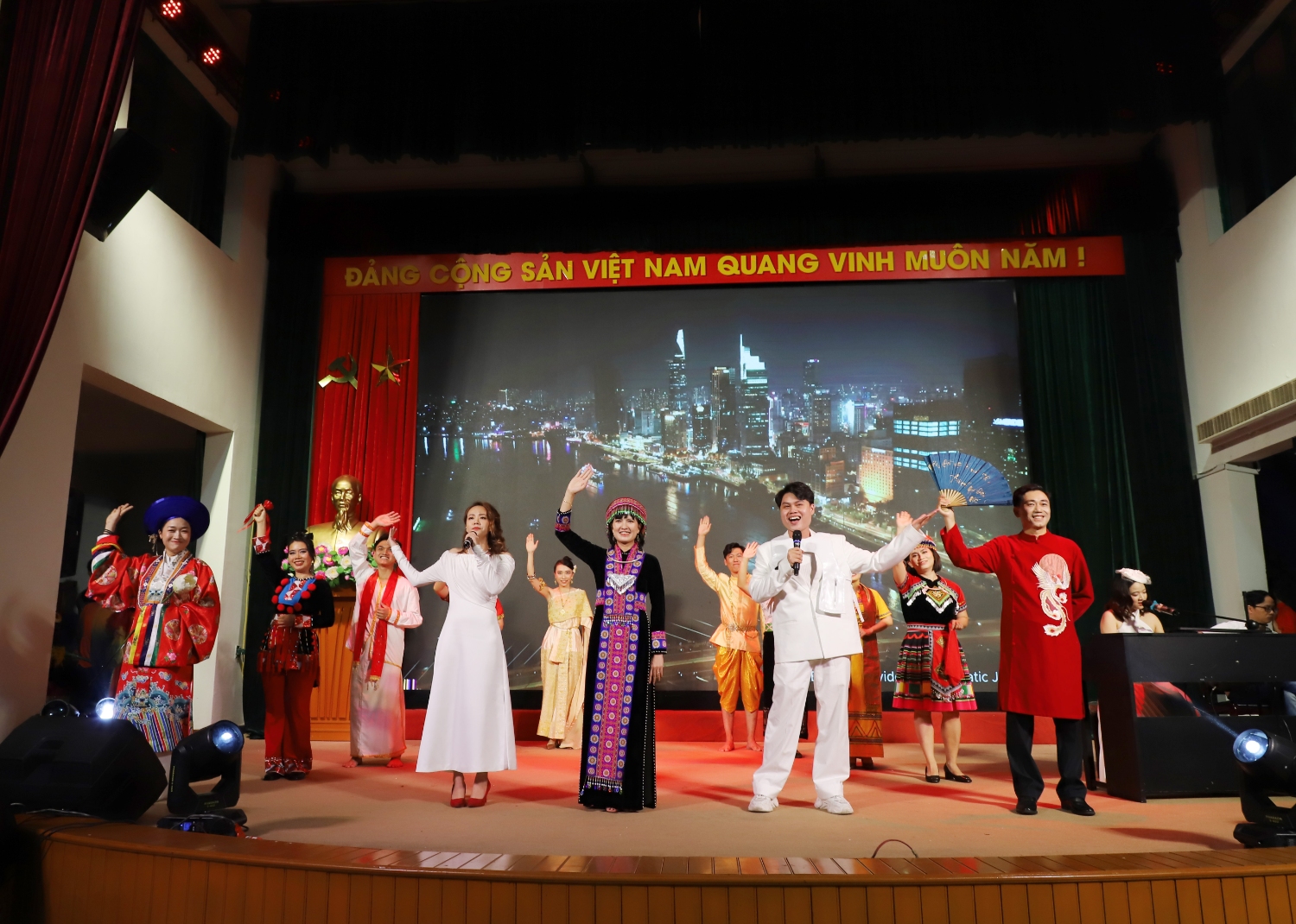 Lien hoan van nghe Ngay Nha giao Viet Nam 04