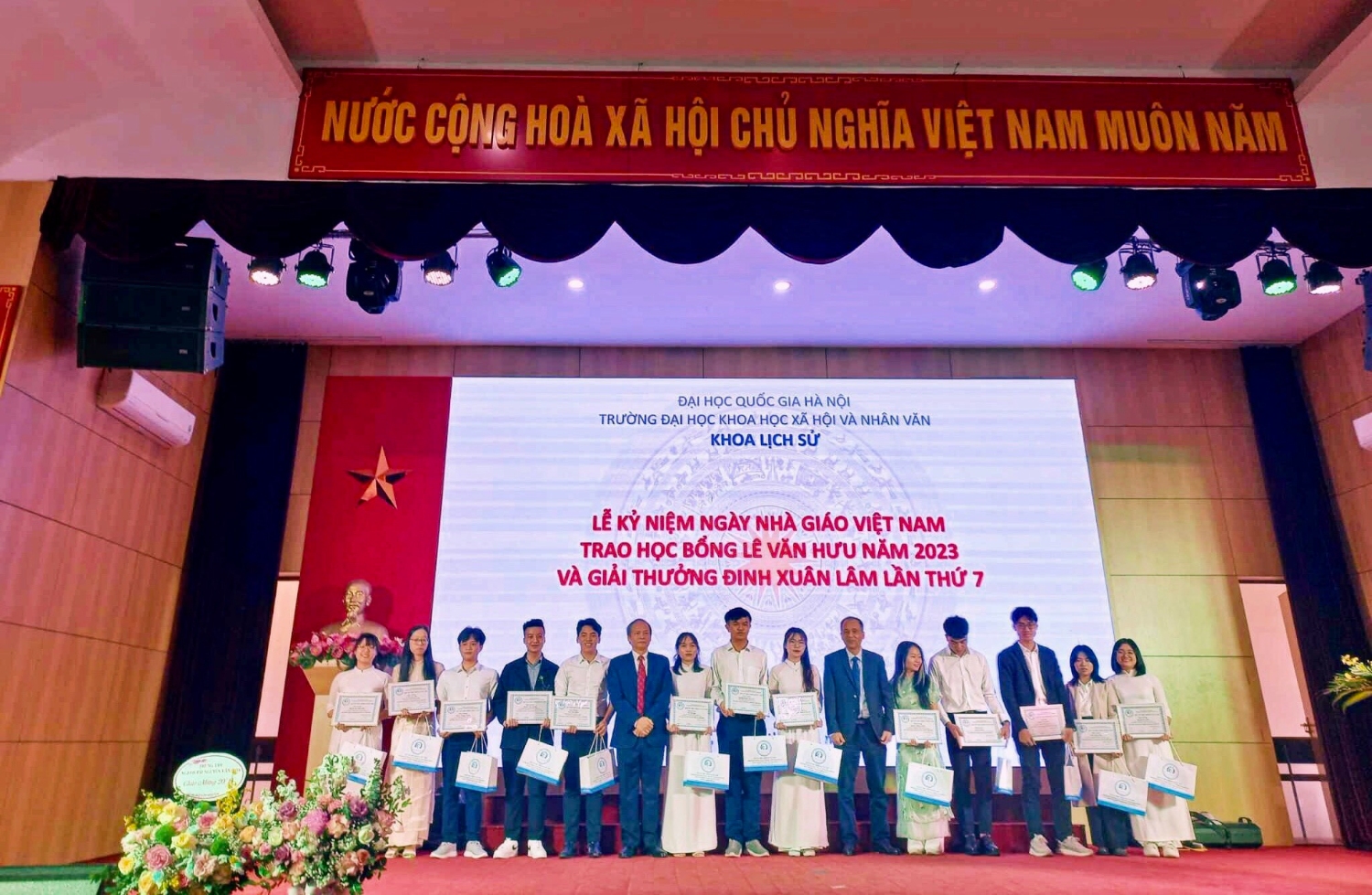 Sinh vien hoc vien UED nhan Giai thuong Dinh Xuan Lam 01