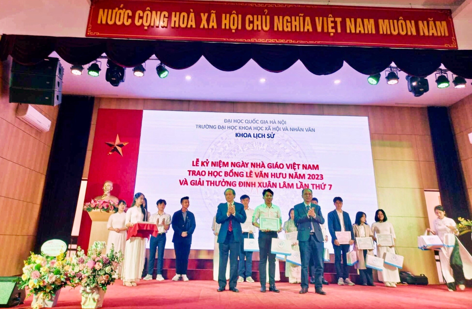 Sinh vien hoc vien UED nhan Giai thuong Dinh Xuan Lam 02