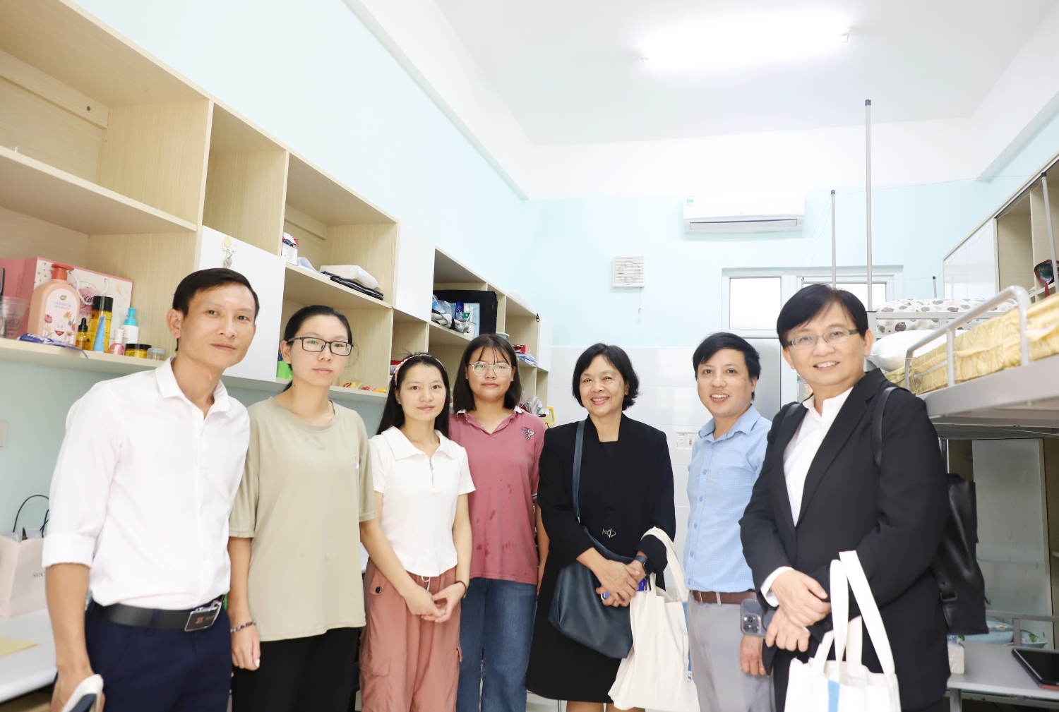 Tiep Dai hoc Silpakorn 01 tham ky tuc xa