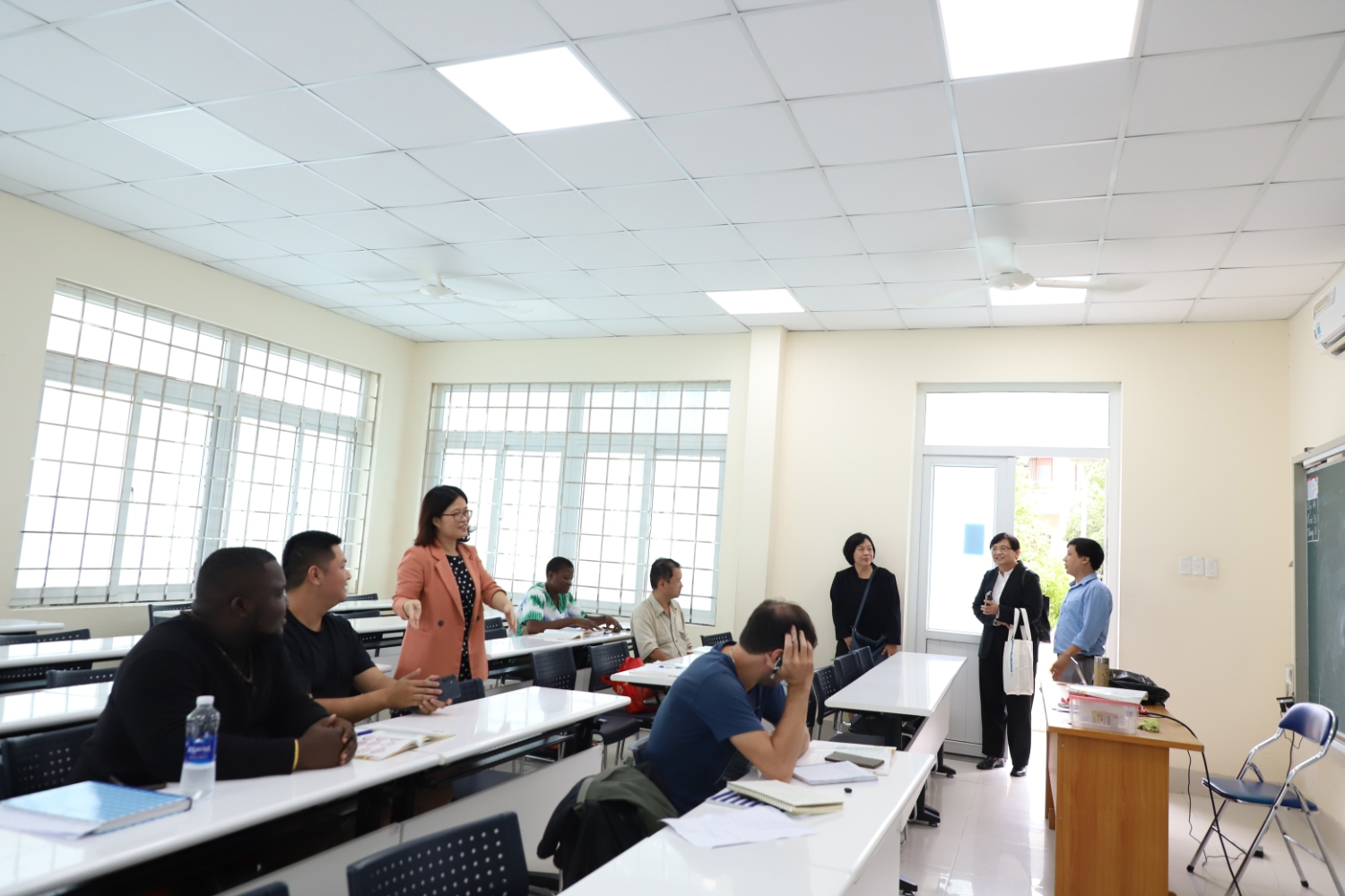 Tiep Dai hoc Silpakorn 04 tham lop tieng Viet