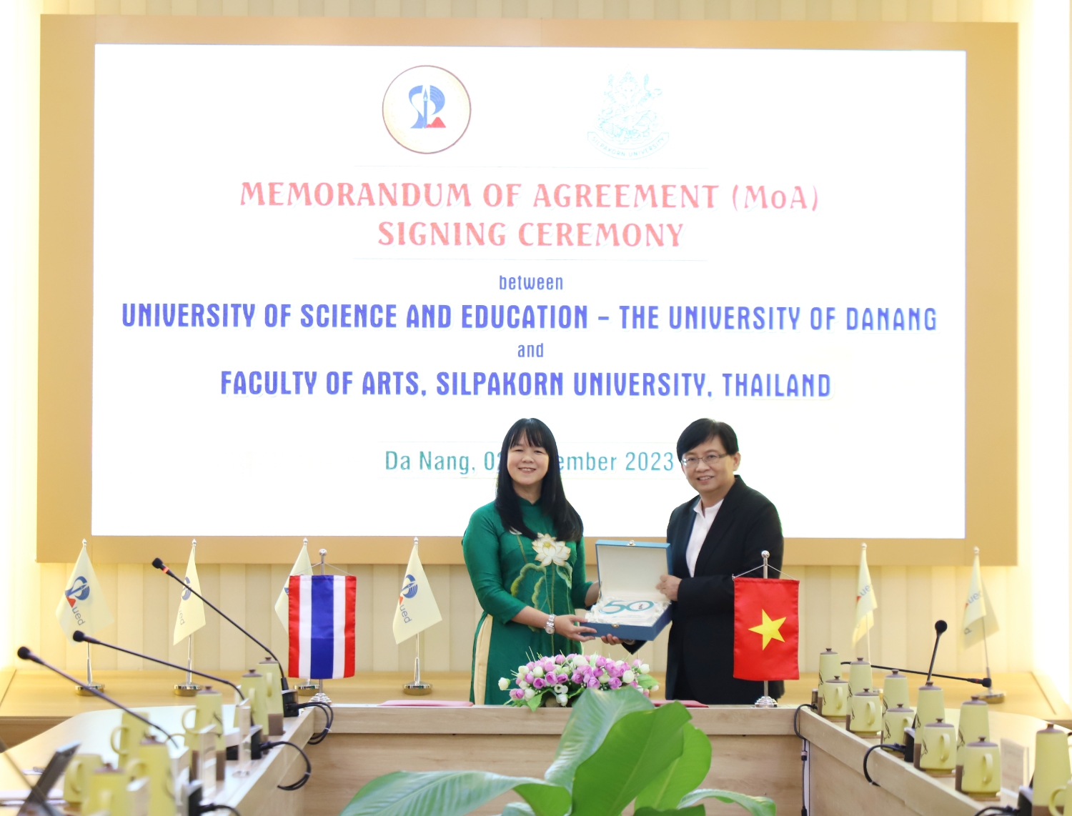 Tiep Dai hoc Silpakorn 08 Tang qua luu niem