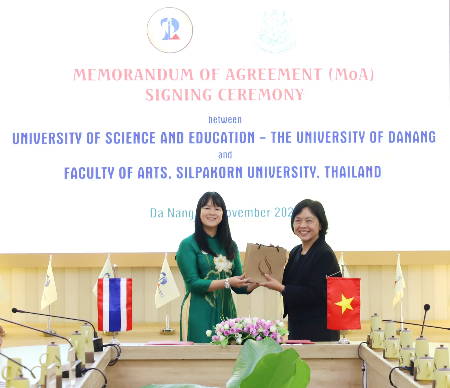 Tiep Dai hoc Silpakorn 09 Tang qua luu niem