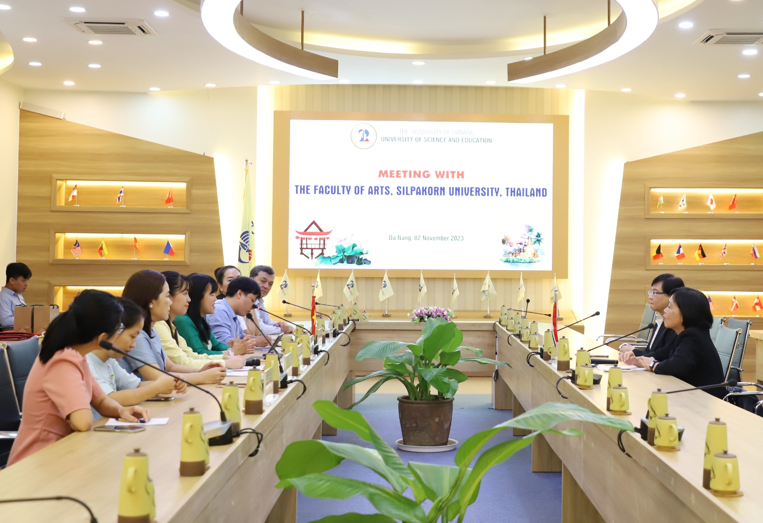 Tiep Dai hoc Silpakorn 14