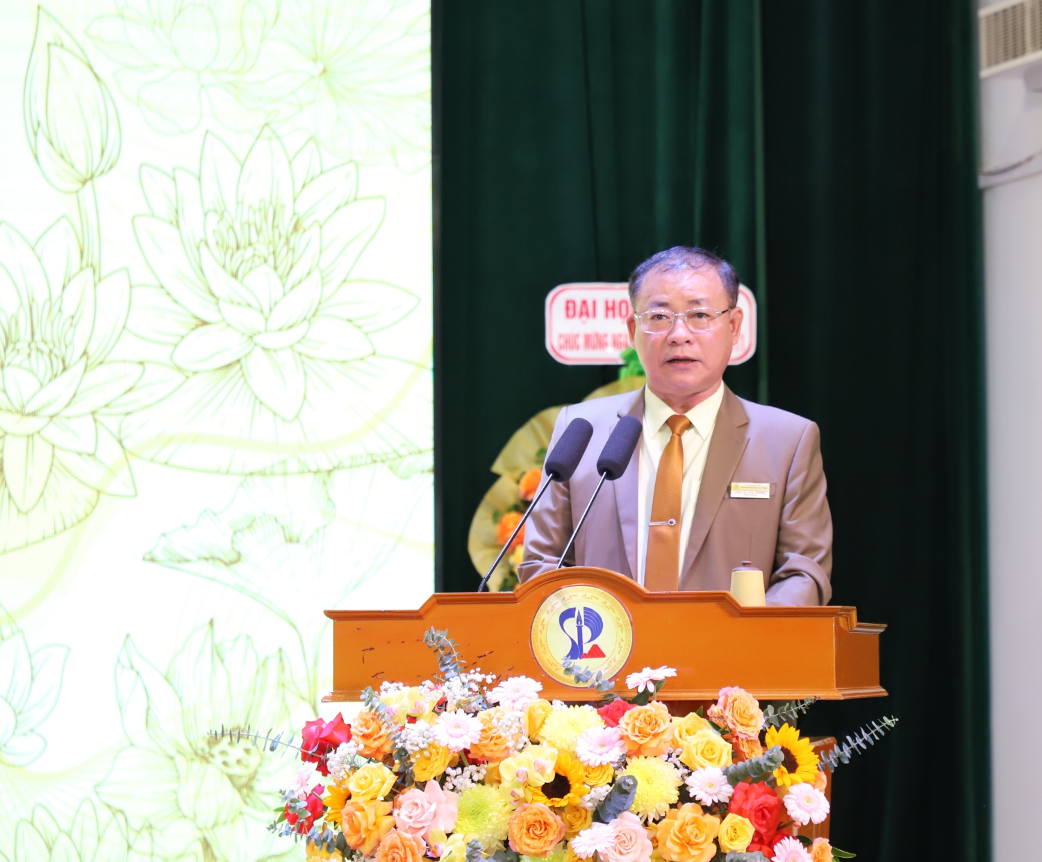 Truong DHSP DHDN ky niem Ngay nha giao Viet Nam 09