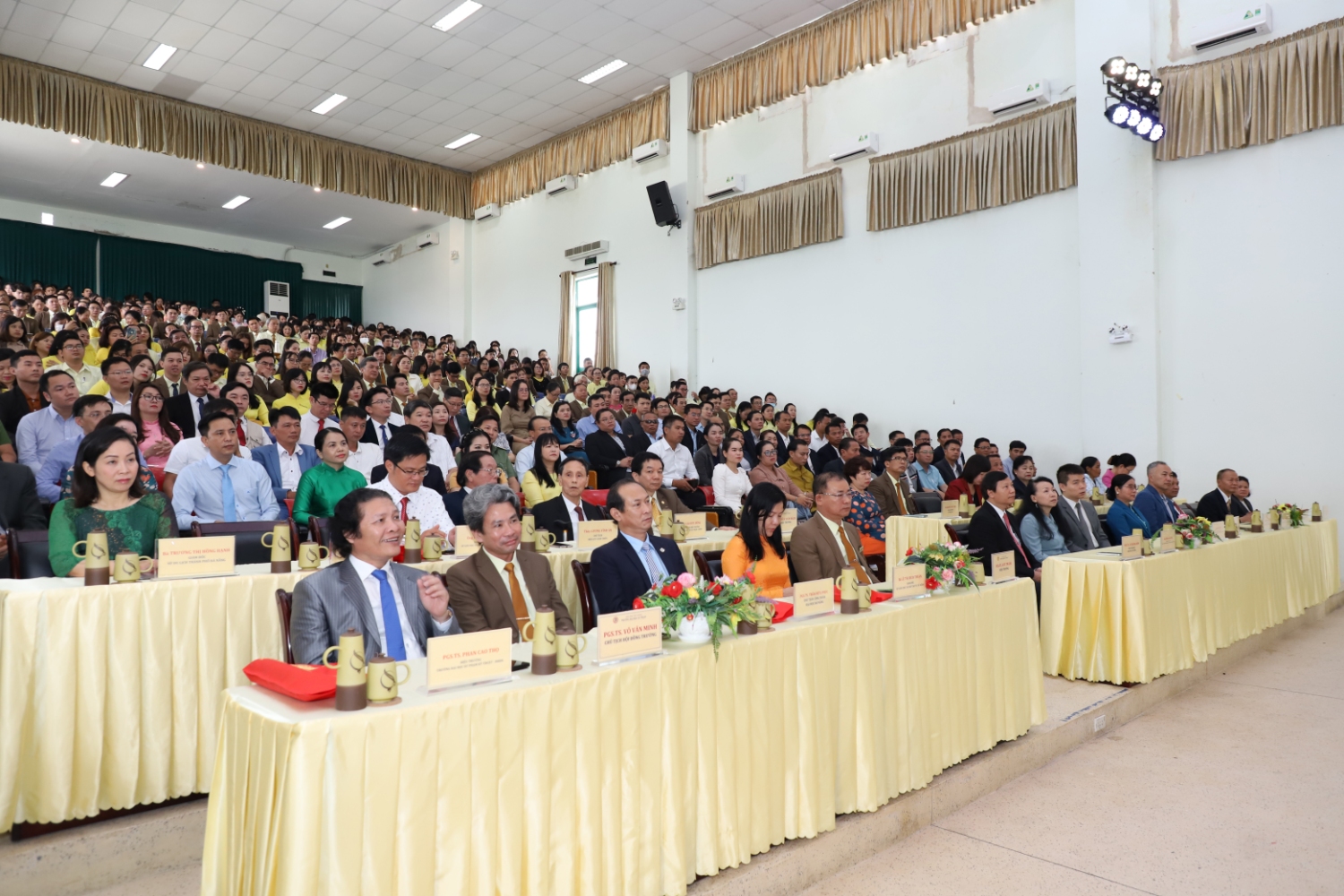 Truong DHSP DHDN ky niem Ngay nha giao Viet Nam 10