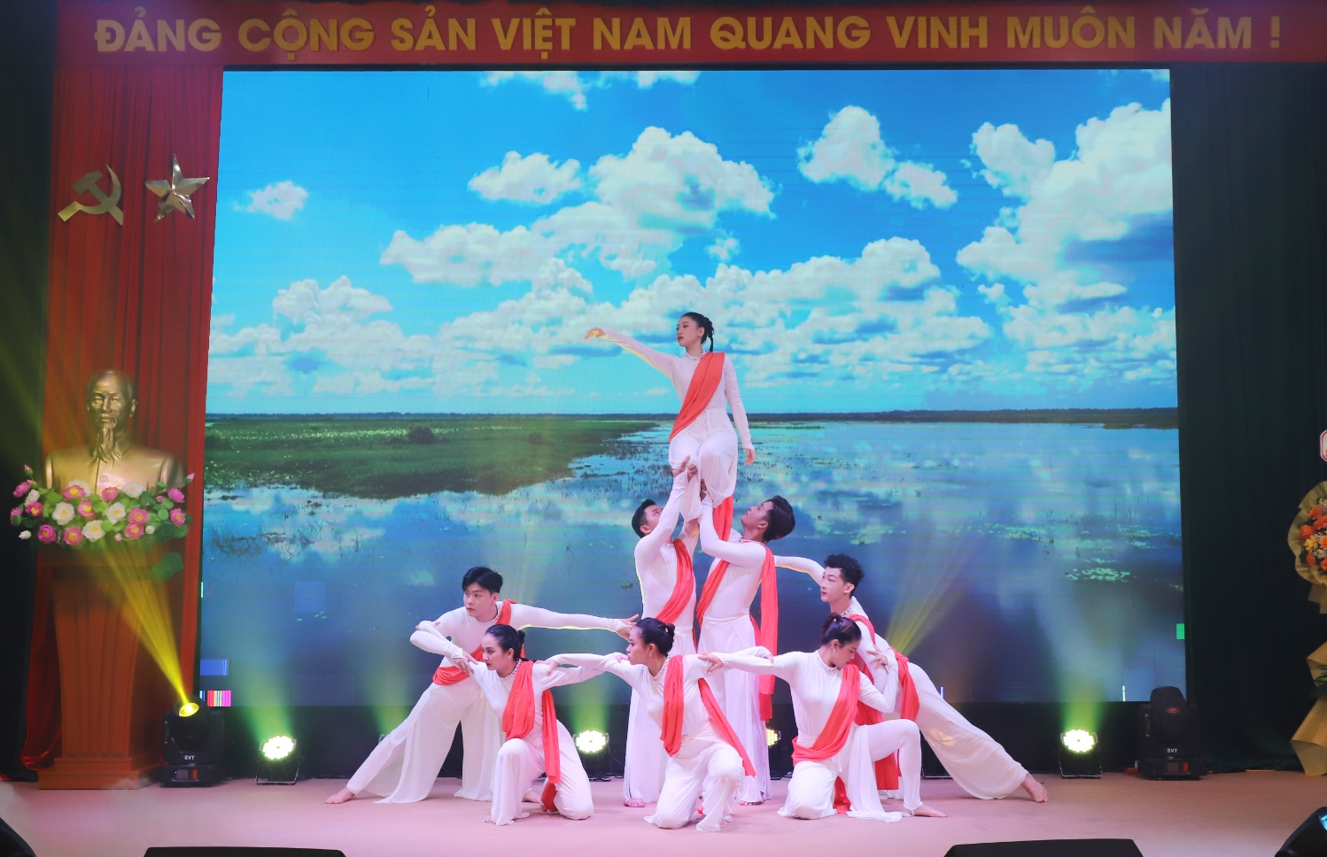 Truong DHSP DHDN ky niem Ngay nha giao Viet Nam 11