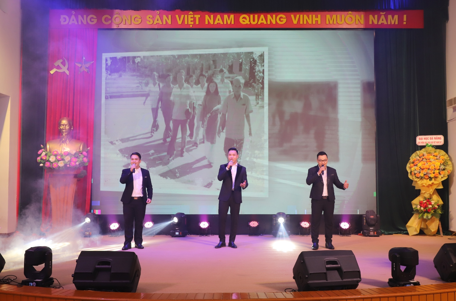 Truong DHSP DHDN ky niem Ngay nha giao Viet Nam 12