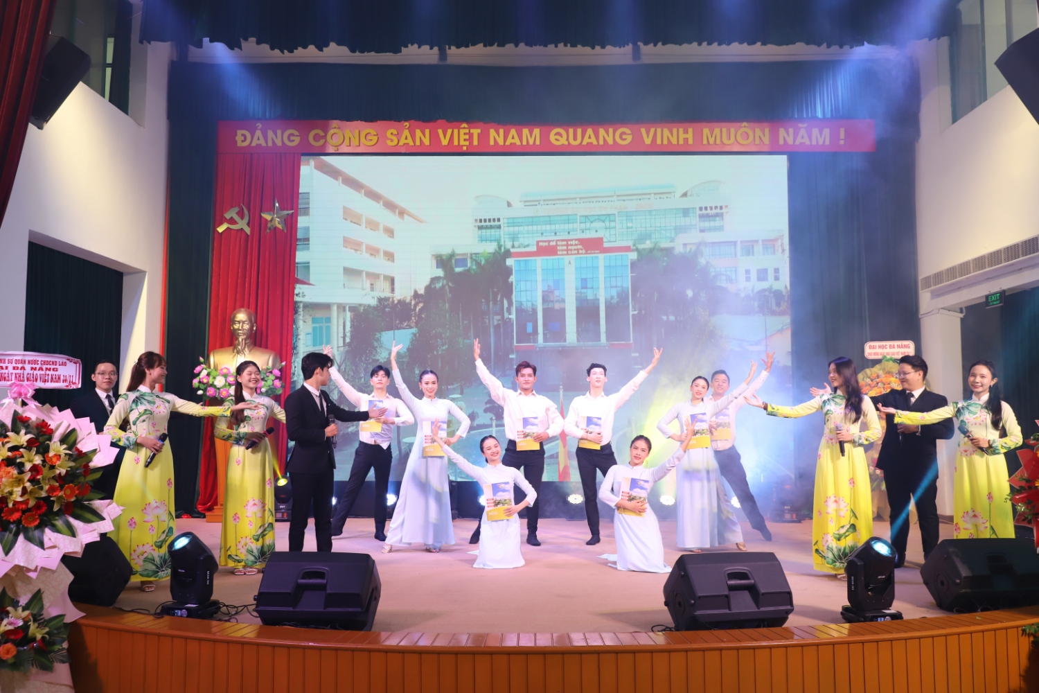 Truong DHSP DHDN ky niem Ngay nha giao Viet Nam 13