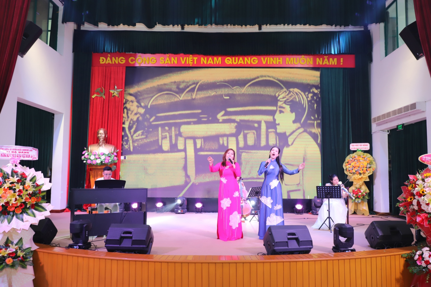 Truong DHSP DHDN ky niem Ngay nha giao Viet Nam 14