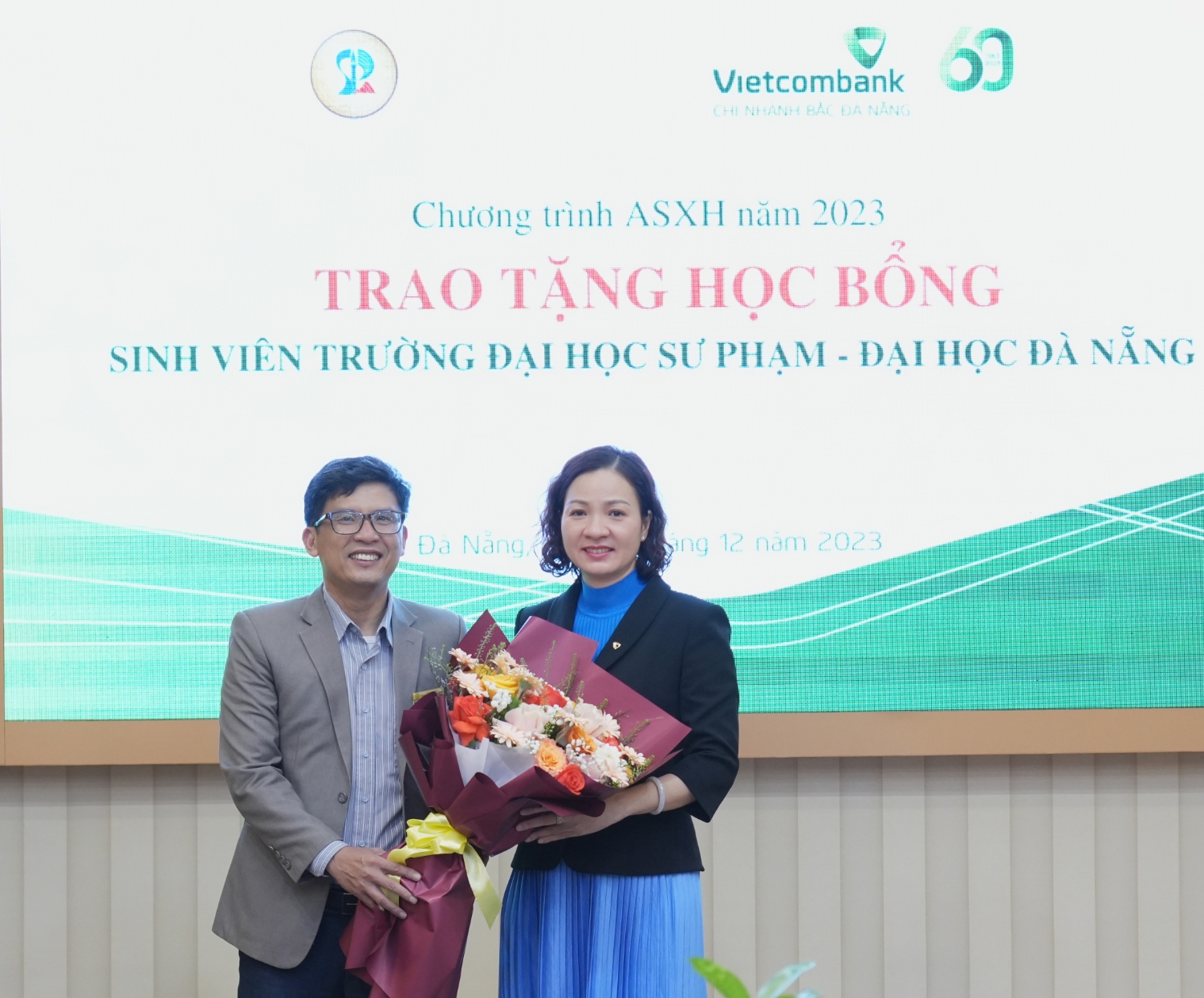 Ngan hang VCB trao hoc bong Truyen cam hung UED 02